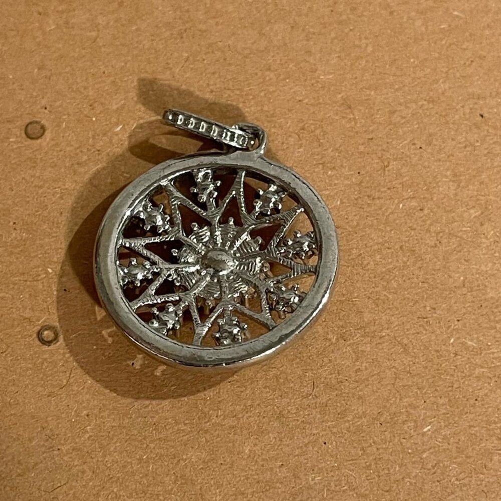 Vintage Avon Silver toned Pendant - Picture 2 of 3